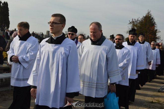 Uroczystość Wszystkich Świętych na cmentarzu parafialnym [01.11.2015] - zdjęcie #19 - eOstroleka.pl