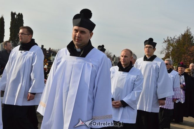 Uroczystość Wszystkich Świętych na cmentarzu parafialnym [01.11.2015] - zdjęcie #22 - eOstroleka.pl