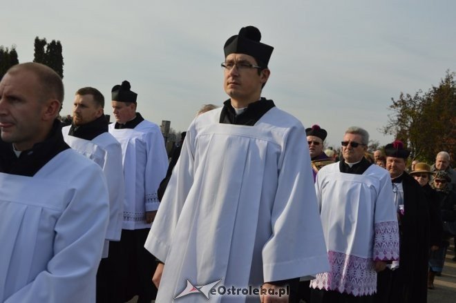 Uroczystość Wszystkich Świętych na cmentarzu parafialnym [01.11.2015] - zdjęcie #24 - eOstroleka.pl