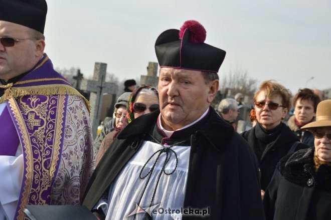 Uroczystość Wszystkich Świętych na cmentarzu parafialnym [01.11.2015] - zdjęcie #26 - eOstroleka.pl