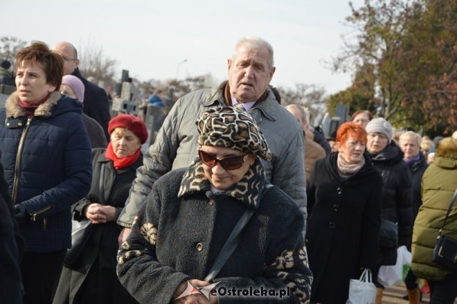 Uroczystość Wszystkich Świętych na cmentarzu parafialnym [01.11.2015] - zdjęcie #27 - eOstroleka.pl