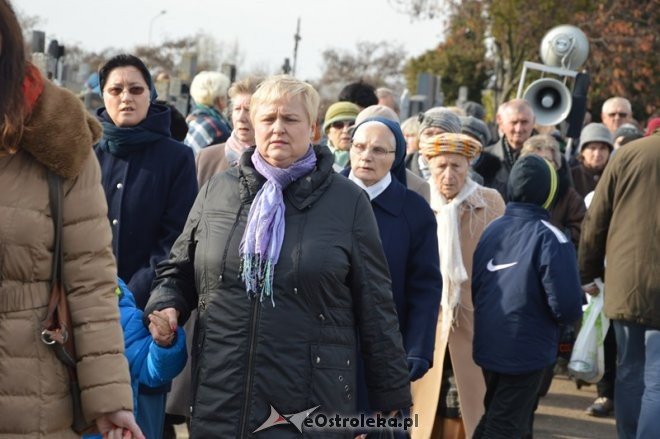 Uroczystość Wszystkich Świętych na cmentarzu parafialnym [01.11.2015] - zdjęcie #28 - eOstroleka.pl