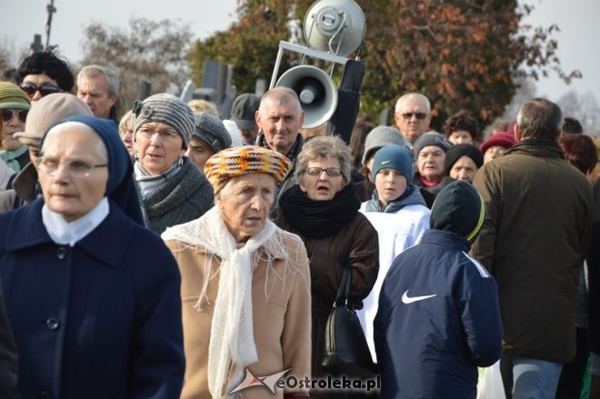 Uroczystość Wszystkich Świętych na cmentarzu parafialnym [01.11.2015] - zdjęcie #29 - eOstroleka.pl