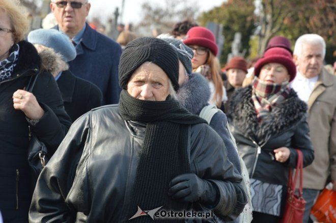 Uroczystość Wszystkich Świętych na cmentarzu parafialnym [01.11.2015] - zdjęcie #31 - eOstroleka.pl