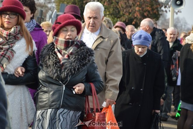 Uroczystość Wszystkich Świętych na cmentarzu parafialnym [01.11.2015] - zdjęcie #32 - eOstroleka.pl