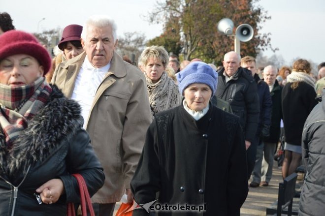 Uroczystość Wszystkich Świętych na cmentarzu parafialnym [01.11.2015] - zdjęcie #33 - eOstroleka.pl