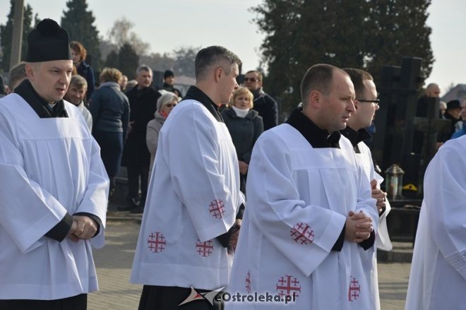 Uroczystość Wszystkich Świętych na cmentarzu parafialnym [01.11.2015] - zdjęcie #36 - eOstroleka.pl