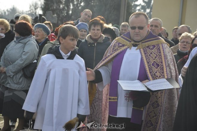 Uroczystość Wszystkich Świętych na cmentarzu parafialnym [01.11.2015] - zdjęcie #39 - eOstroleka.pl