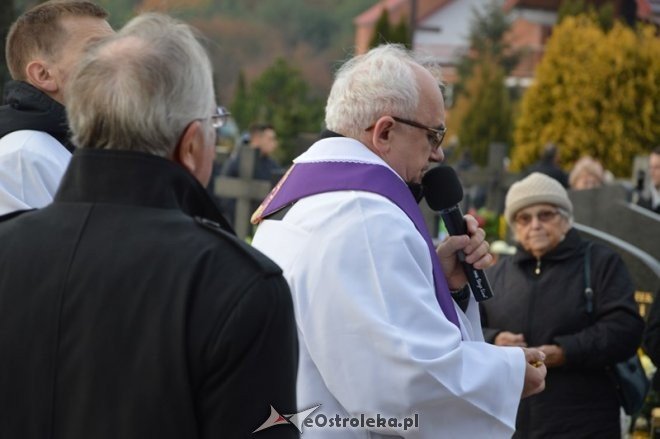 Uroczystość Wszystkich Świętych na cmentarzu komunalnym [01.11.2015] - zdjęcie #35 - eOstroleka.pl
