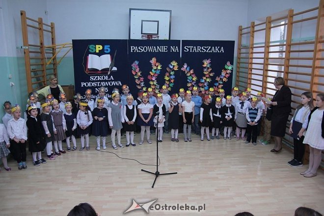 Pasowanie na „starszaka” w Szkole Podstawowej nr 5 w Ostrołęce [03.11.2015] - zdjęcie #1 - eOstroleka.pl