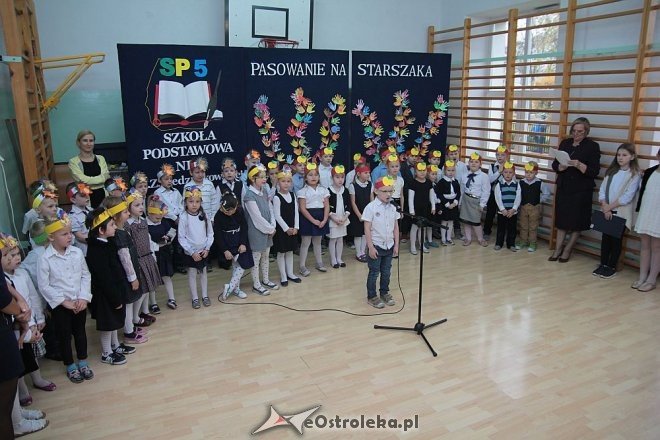 Pasowanie na „starszaka” w Szkole Podstawowej nr 5 w Ostrołęce [03.11.2015] - zdjęcie #15 - eOstroleka.pl