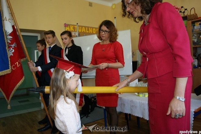Pasowanie na „pierwszaka” w Szkole Podstawowej w Dylewie [05.11.2015] - zdjęcie #25 - eOstroleka.pl