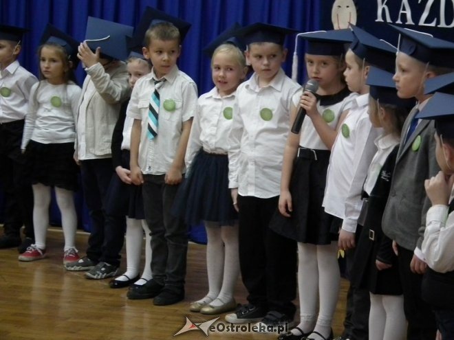 Ostrołęka: Pasowanie na ucznia w Szkole Podstawowej nr 5 [07.11.2015] - zdjęcie #9 - eOstroleka.pl