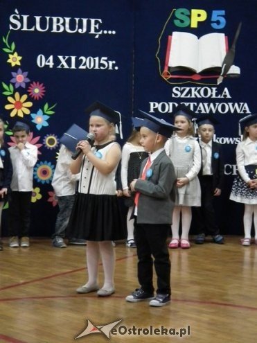 Ostrołęka: Pasowanie na ucznia w Szkole Podstawowej nr 5 [07.11.2015] - zdjęcie #23 - eOstroleka.pl