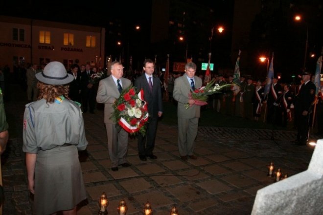 Poświęcenie Dębów Katyńskich wokół Pomnika Ofiar Terroru Komunistycznego (17.09.09) - zdjęcie #2 - eOstroleka.pl
