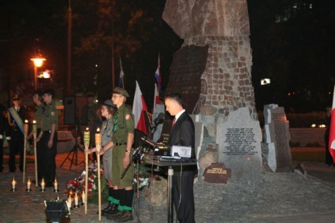 Poświęcenie Dębów Katyńskich wokół Pomnika Ofiar Terroru Komunistycznego (17.09.09) - zdjęcie #8 - eOstroleka.pl