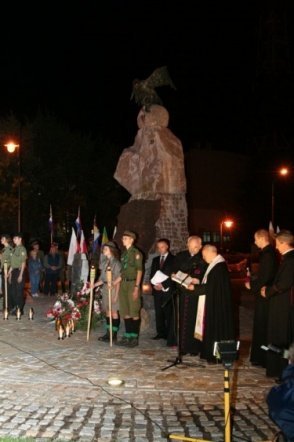 Poświęcenie Dębów Katyńskich wokół Pomnika Ofiar Terroru Komunistycznego (17.09.09) - zdjęcie #13 - eOstroleka.pl