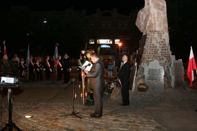 Poświęcenie Dębów Katyńskich wokół Pomnika Ofiar Terroru Komunistycznego (17.09.09) - zdjęcie #15 - eOstroleka.pl