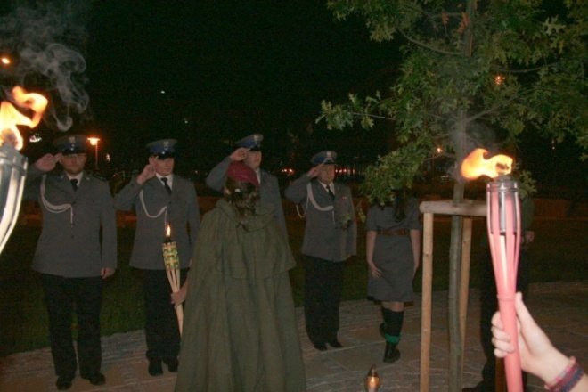 Poświęcenie Dębów Katyńskich wokół Pomnika Ofiar Terroru Komunistycznego (17.09.09) - zdjęcie #18 - eOstroleka.pl