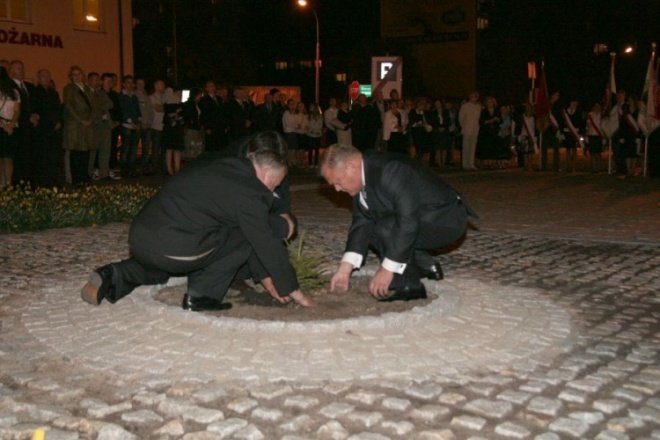 Poświęcenie Dębów Katyńskich wokół Pomnika Ofiar Terroru Komunistycznego (17.09.09) - zdjęcie #24 - eOstroleka.pl