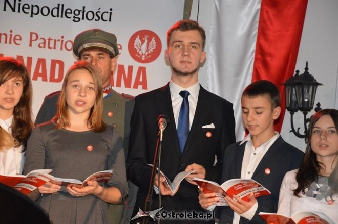 Śpiewanie pieśni patriotycznych w Ostrołęce [11.11.2015] - zdjęcie #8 - eOstroleka.pl