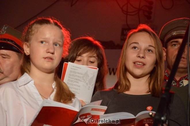 Śpiewanie pieśni patriotycznych w Ostrołęce [11.11.2015] - zdjęcie #32 - eOstroleka.pl