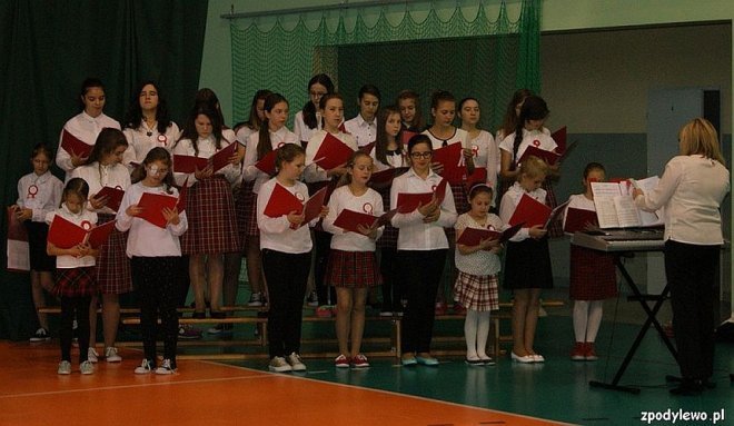 Uczniowie z Dylewa uczcili Święto Niepodległości [18.11.2015] - zdjęcie #7 - eOstroleka.pl