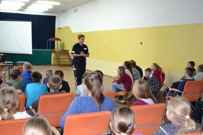 Profilaktyczne spotkanie uczniów z Chudka z ostrołęcką policjantką [22.11.2015] - zdjęcie #9 - eOstroleka.pl