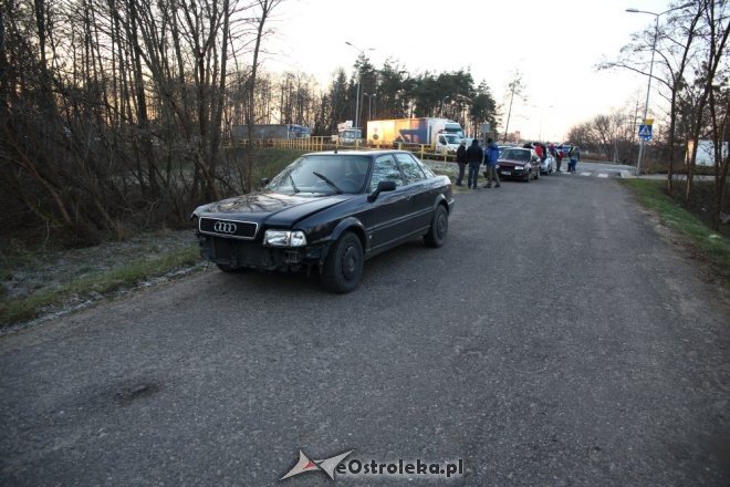 Wypadek na Warszawskiej. Pijany 26-latek w audi staranował dwa inne pojazdy [25.11.2015] - zdjęcie #7 - eOstroleka.pl
