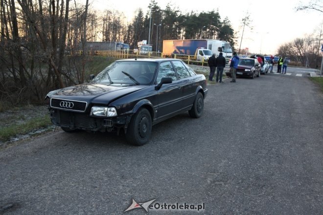 Wypadek na Warszawskiej. Pijany 26-latek w audi staranował dwa inne pojazdy [25.11.2015] - zdjęcie #8 - eOstroleka.pl