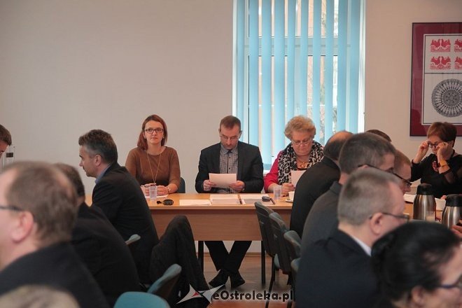 XIII sesja Rady Powiatu: Początek w Starostwie a finał w Czarni [27.11.2015] - zdjęcie #2 - eOstroleka.pl