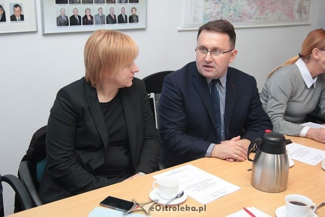 XIII sesja Rady Powiatu: Początek w Starostwie a finał w Czarni [27.11.2015] - zdjęcie #14 - eOstroleka.pl