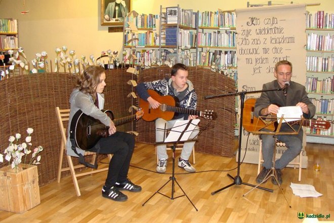„Wspomnienia bardów” - Adam Wołosz zagrał z młodymi muzykami z Kadzidła [30.11.2015] - zdjęcie #1 - eOstroleka.pl