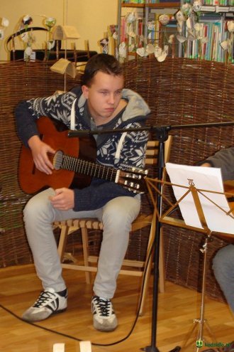 „Wspomnienia bardów” - Adam Wołosz zagrał z młodymi muzykami z Kadzidła [30.11.2015] - zdjęcie #6 - eOstroleka.pl