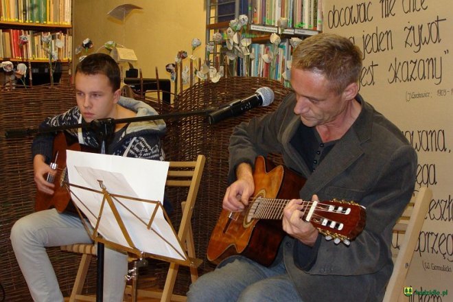 „Wspomnienia bardów” - Adam Wołosz zagrał z młodymi muzykami z Kadzidła [30.11.2015] - zdjęcie #10 - eOstroleka.pl