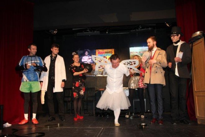 „Coś tu nie gra”: Premiera teatralna w Klubie Oczko [30.11.2015] - zdjęcie #52 - eOstroleka.pl