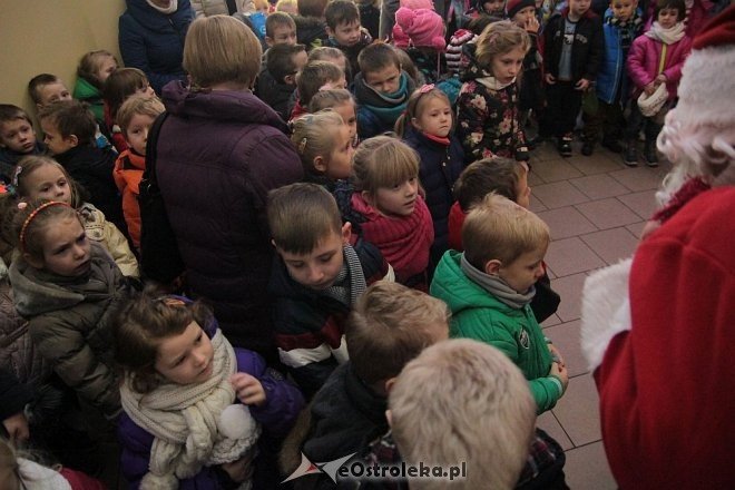 Ostrołęka: Przedszkolaki ubrały choinkę w „Handlowcu” [03.12.2015] - zdjęcie #1 - eOstroleka.pl