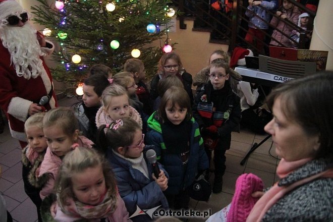 Ostrołęka: Przedszkolaki ubrały choinkę w „Handlowcu” [03.12.2015] - zdjęcie #2 - eOstroleka.pl