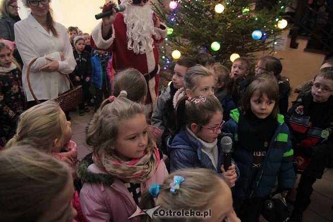 Ostrołęka: Przedszkolaki ubrały choinkę w „Handlowcu” [03.12.2015] - zdjęcie #3 - eOstroleka.pl