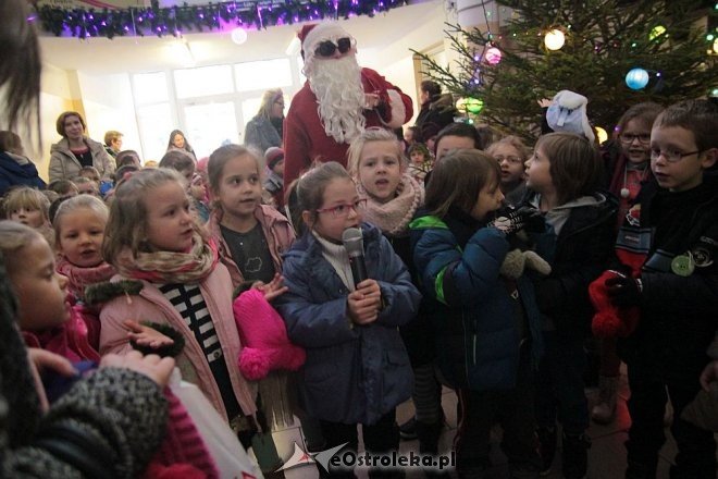 Ostrołęka: Przedszkolaki ubrały choinkę w „Handlowcu” [03.12.2015] - zdjęcie #7 - eOstroleka.pl