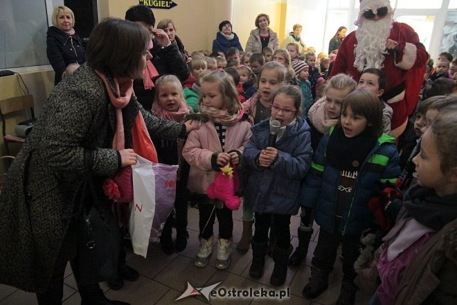 Ostrołęka: Przedszkolaki ubrały choinkę w „Handlowcu” [03.12.2015] - zdjęcie #8 - eOstroleka.pl