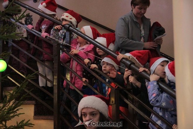 Ostrołęka: Przedszkolaki ubrały choinkę w „Handlowcu” [03.12.2015] - zdjęcie #14 - eOstroleka.pl