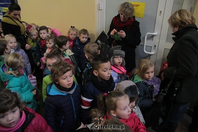 Ostrołęka: Przedszkolaki ubrały choinkę w „Handlowcu” [03.12.2015] - zdjęcie #17 - eOstroleka.pl