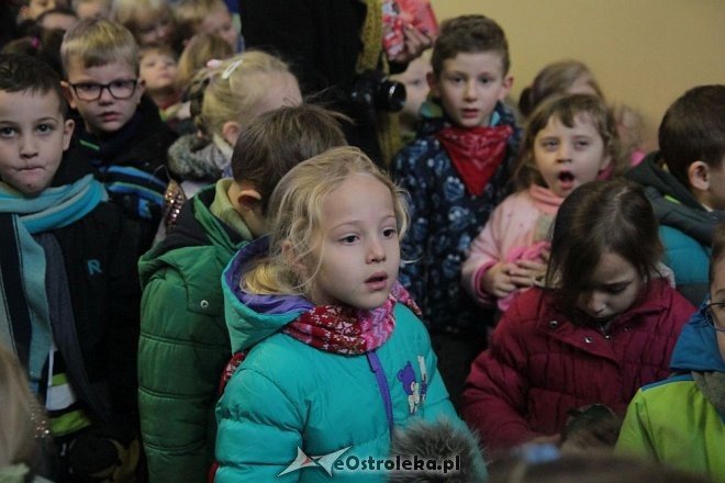 Ostrołęka: Przedszkolaki ubrały choinkę w „Handlowcu” [03.12.2015] - zdjęcie #18 - eOstroleka.pl