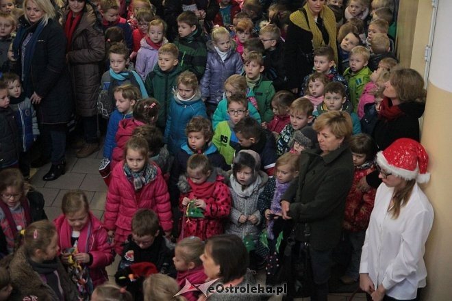 Ostrołęka: Przedszkolaki ubrały choinkę w „Handlowcu” [03.12.2015] - zdjęcie #25 - eOstroleka.pl