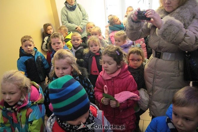 Ostrołęka: Przedszkolaki ubrały choinkę w „Handlowcu” [03.12.2015] - zdjęcie #39 - eOstroleka.pl