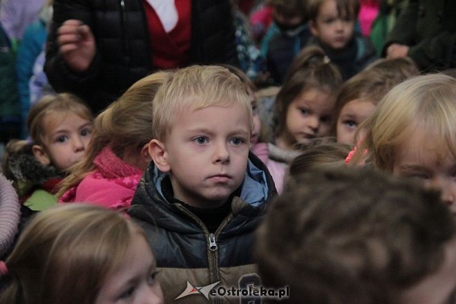Ostrołęka: Przedszkolaki ubrały choinkę w „Handlowcu” [03.12.2015] - zdjęcie #44 - eOstroleka.pl