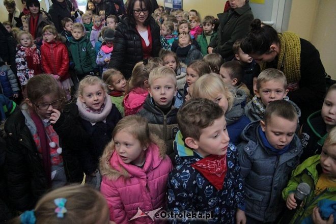 Ostrołęka: Przedszkolaki ubrały choinkę w „Handlowcu” [03.12.2015] - zdjęcie #45 - eOstroleka.pl