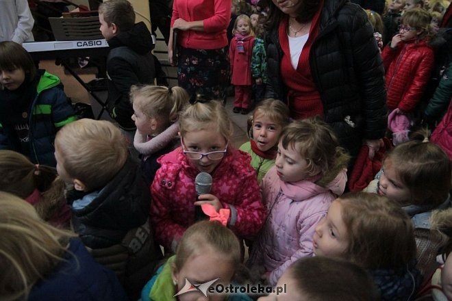 Ostrołęka: Przedszkolaki ubrały choinkę w „Handlowcu” [03.12.2015] - zdjęcie #47 - eOstroleka.pl