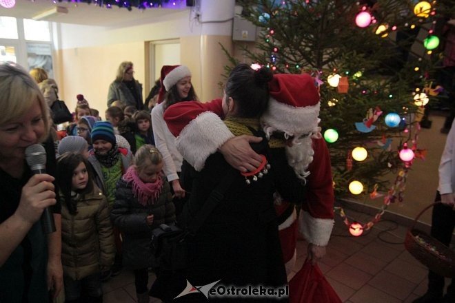 Ostrołęka: Przedszkolaki ubrały choinkę w „Handlowcu” [03.12.2015] - zdjęcie #49 - eOstroleka.pl